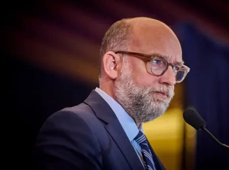 アメリカ合衆国予算管理局長官の発言とインフラ資金凍結の影響