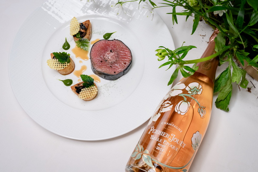 オマール海老とキャビアのタルトにペリエ ジュエ ブラン・ド・ブランを合わせた提供例