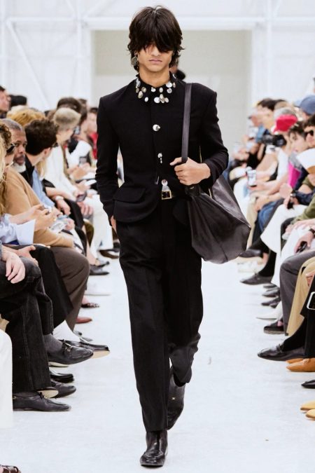 Celine 於巴黎時裝週揭幕 2027 年春季男裝系列:柔與剛的完美平衡