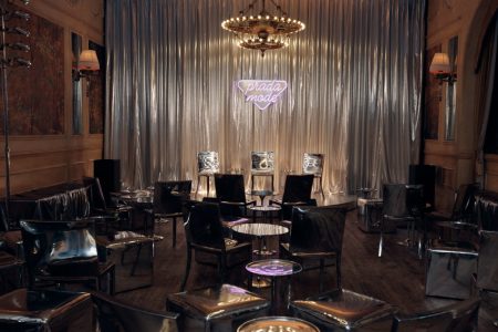 Prada Mode紐約站進駐Hotel Chelsea,Nicolas Winding Refn聯手小島秀夫打造Satellites II沉浸式體驗