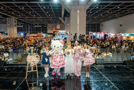 Hello Kitty設計師山口裕子最後の訪港 Hello Kitty於動漫電玩節與嘉賓合照