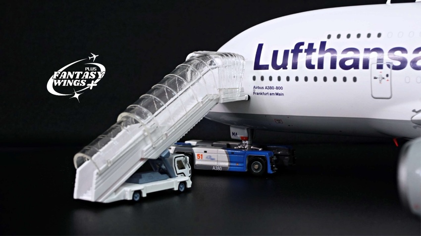 The Model Hub飛機牽引車及樓梯車模型