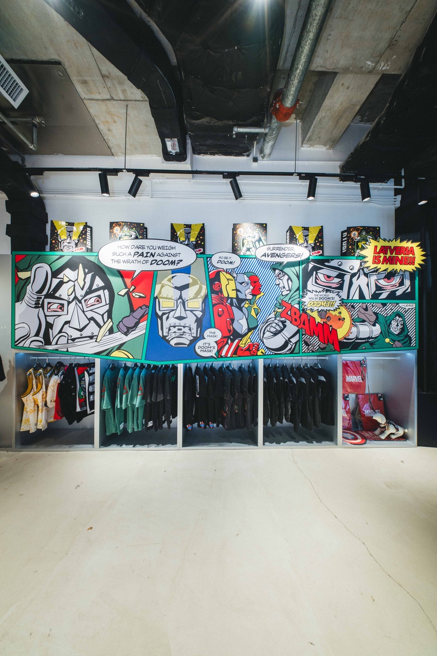 店內商品牆與角色圖像