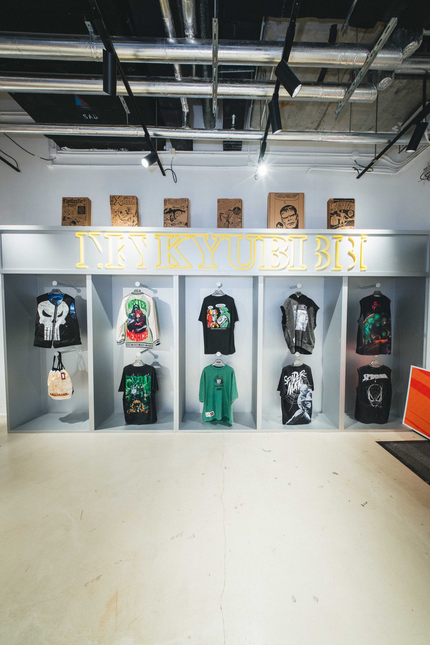 店內牆面服飾展示