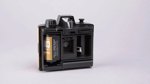 Simple Use 카메라에 35mm 필름을 재장입하는 모습