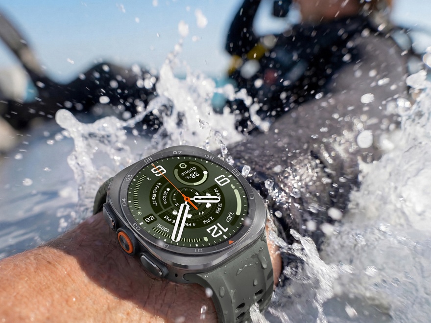當用戶一進入水中,Galaxy Watch Ultra2 便會自動追蹤並即時呈現深度、時間及水溫等關鍵潛水數據