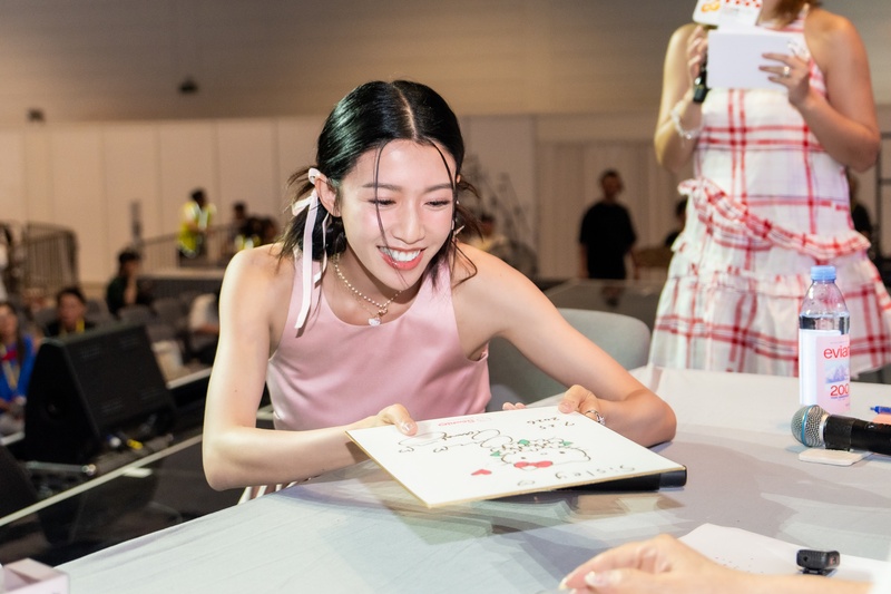 蔡思貝展示山口裕子親筆簽名紀念品