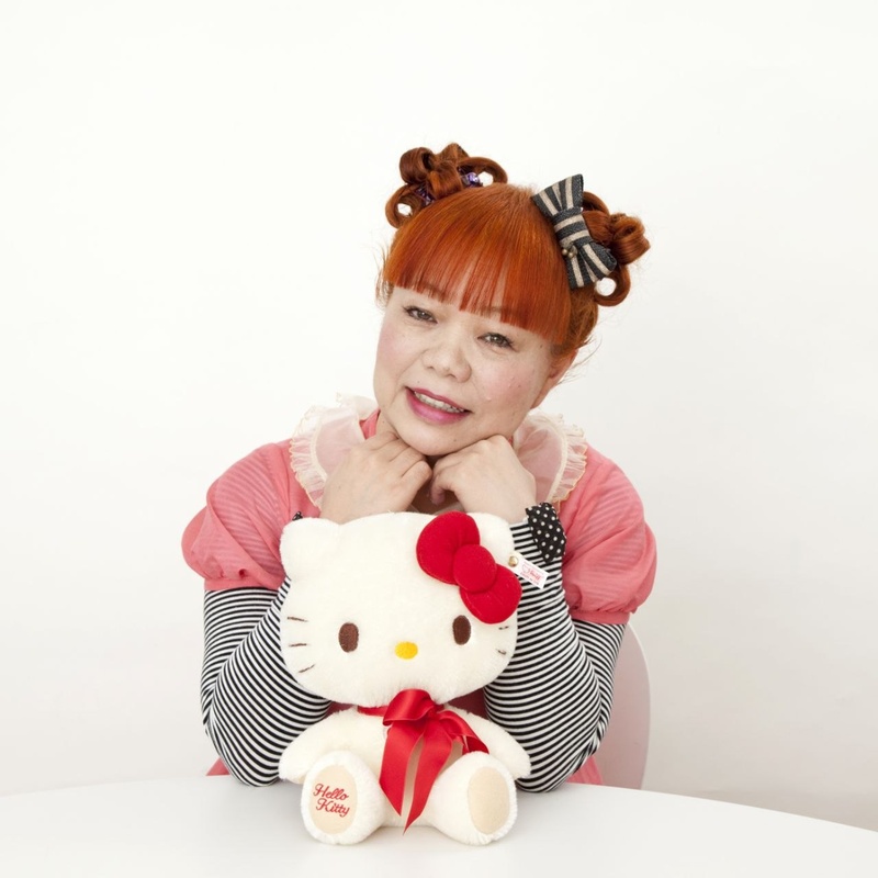 山口裕子抱著Hello Kitty公仔留影