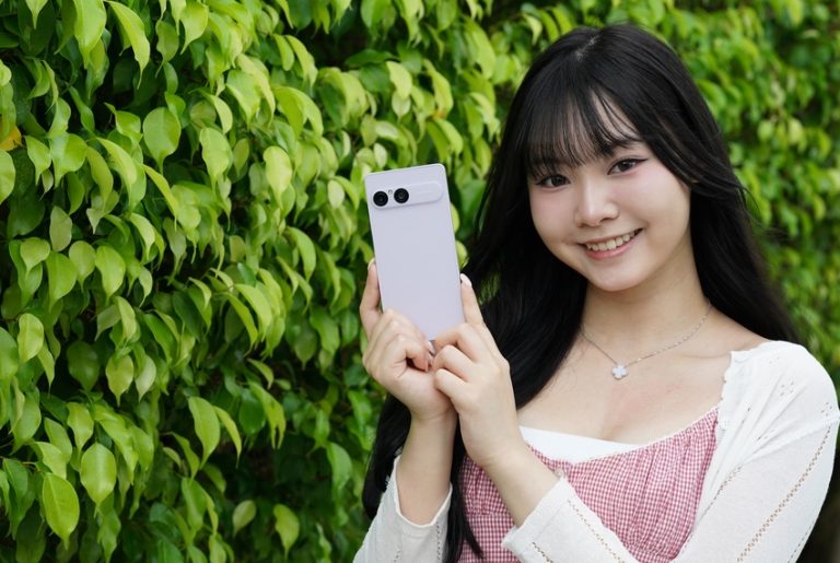 女生手持薄荷白 Xperia 10 VIII
