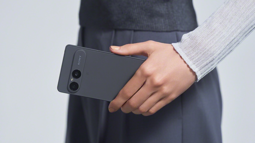 用家手持霧灰 Xperia 10 VIII