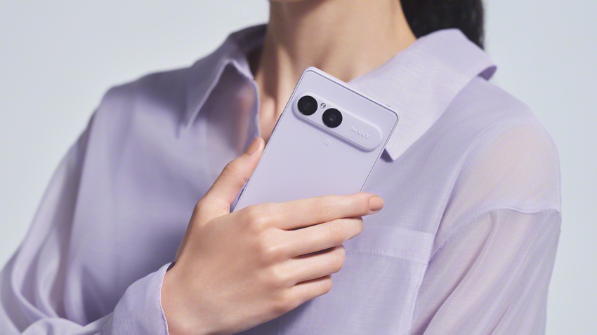 用家手持霧紫 Xperia 10 VIII
