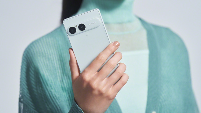 用家手持薄荷白 Xperia 10 VIII