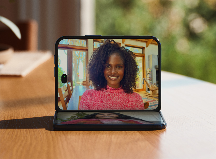 iPhone Duo 半摺放在桌上進行免手持 FaceTime 視像通話