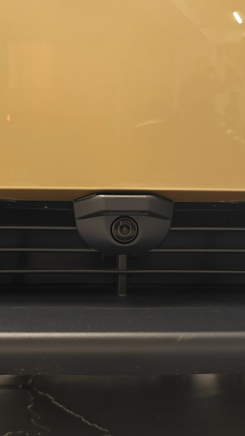 Tesla Cybercab 前下方鏡頭