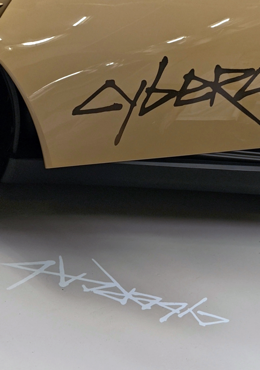 Tesla Cybercab 門底投射燈