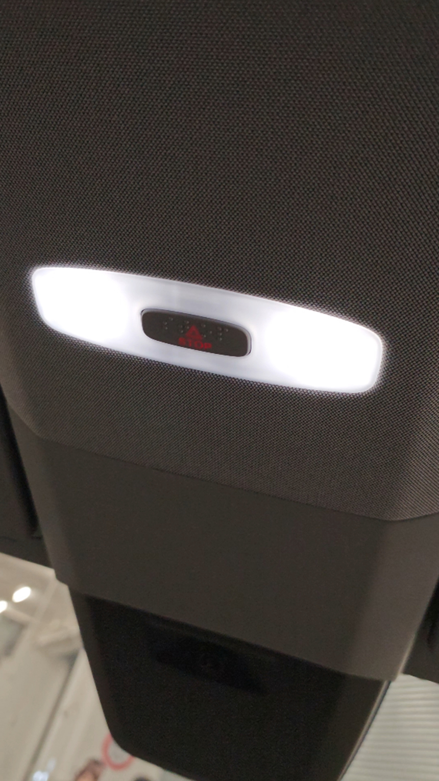 Tesla Cybercab 車內警示燈按鈕