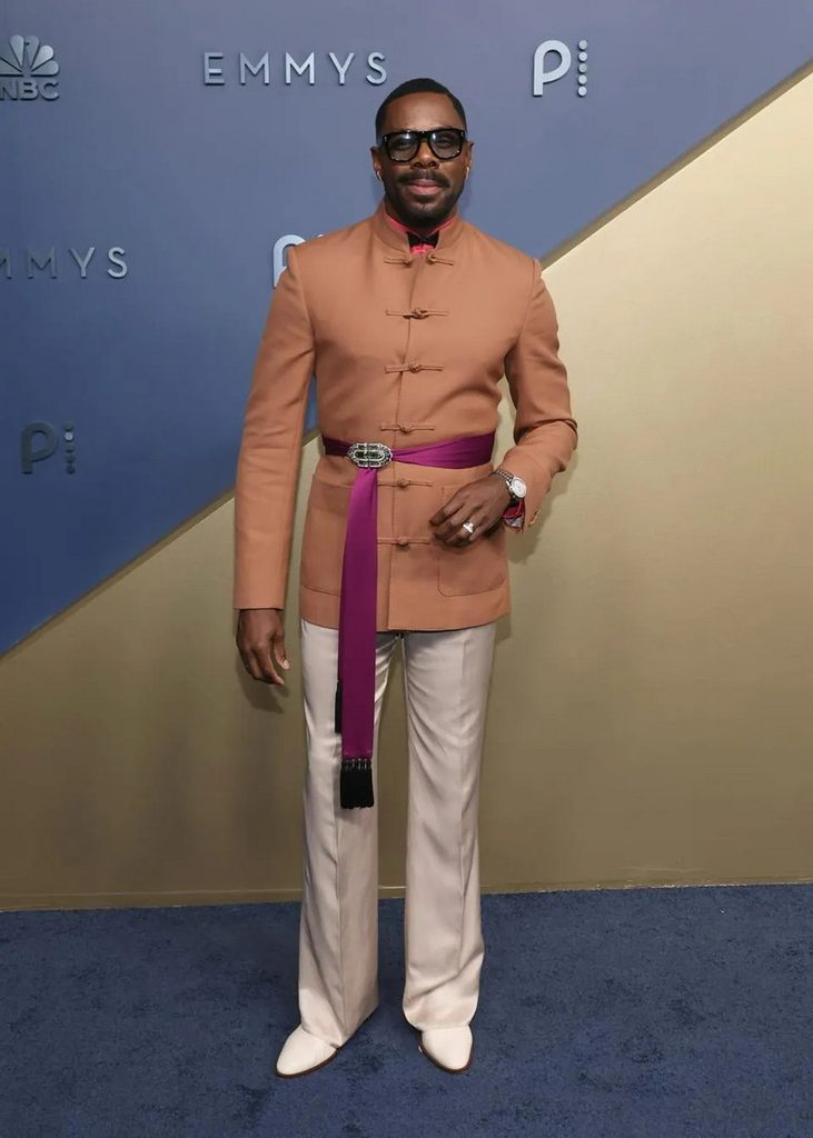科尔曼·多明戈身穿Valentino橙色外套出席2026 Emmy红毯