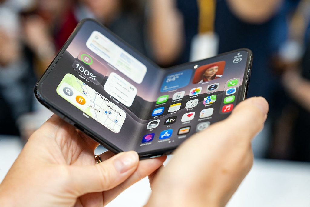 iPhone Duo 半摺時內螢幕中央摺痕在斜角光線下的實拍效果