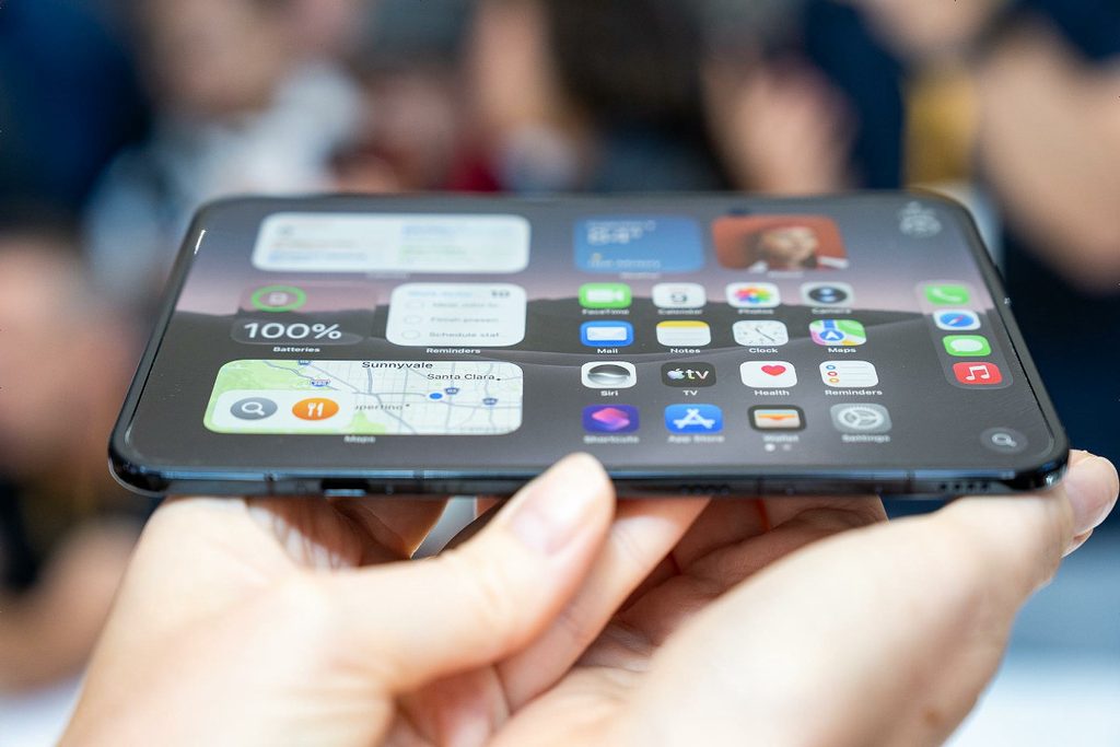 iPhone Duo 接近平放時內螢幕中央摺痕的正面實拍效果