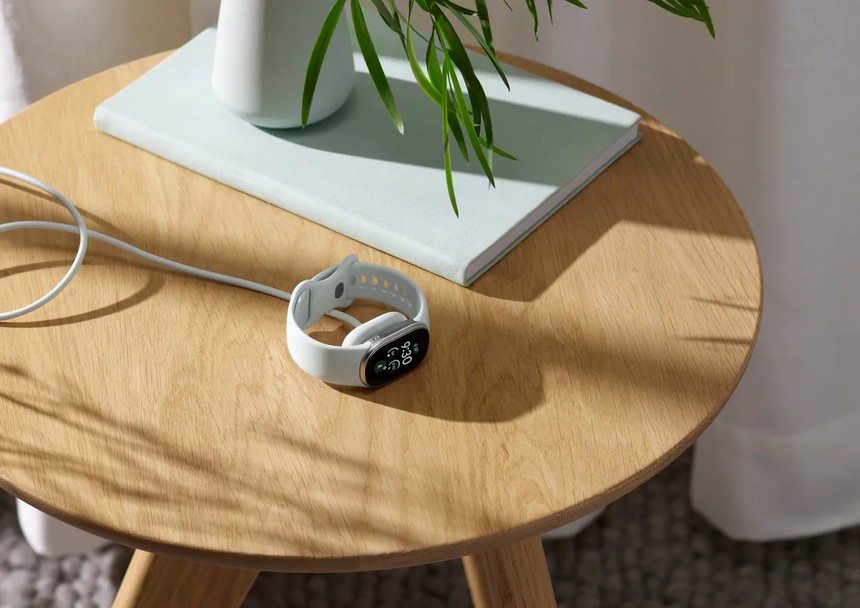 Fitbit Edge 在桌上充電