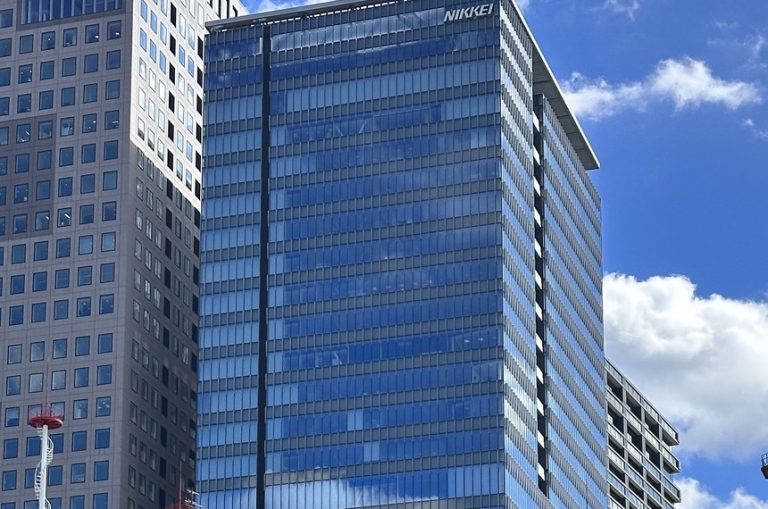 日經新聞社東京總部大樓，玻璃幕牆上可見 NIKKEI 標誌